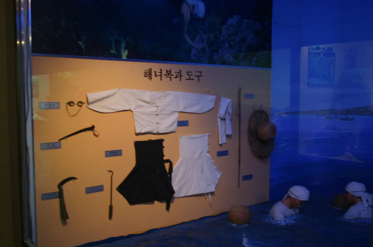 海女博物馆展示的潜水服与作业工具