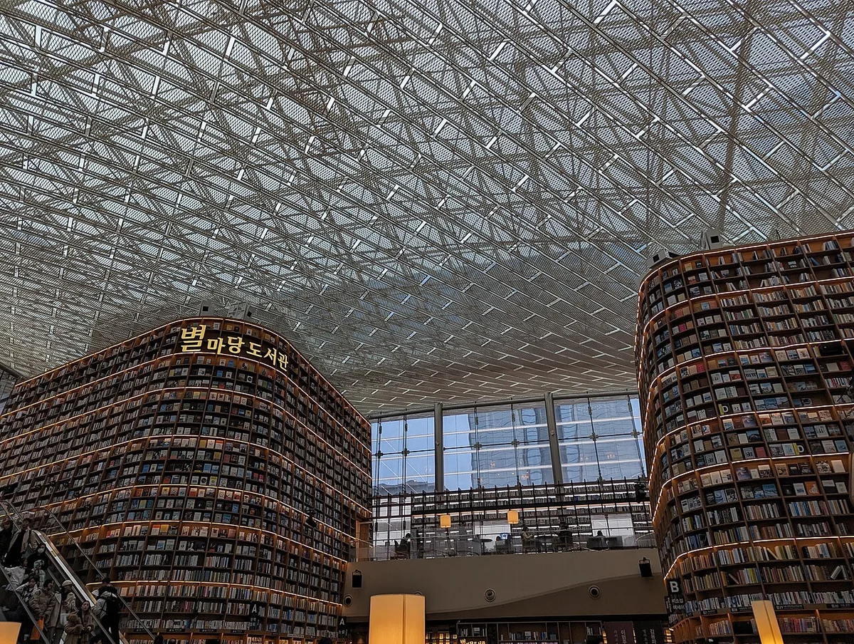 COEX 星空图书馆的书架与阅读空间